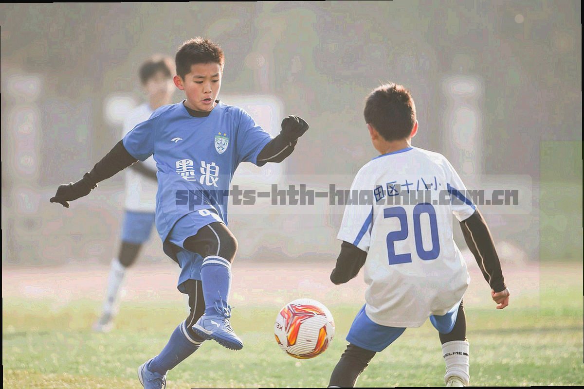 午间户外长椅上，手机横放显示赛后战报文字，暖光，生活化场景